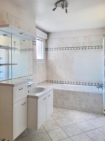 Dernier étage avec ascenseur : beau 4P de 85m2