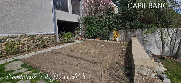 Exclusivité en Ardèche, grande maison familiale de 230m², terrain pour jardin et très belle terrrasse ensoleillée ainsi qu'un grand local commercial de 218m²