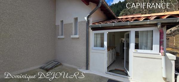 Exclusivité en Ardèche, grande maison familiale de 230m², terrain pour jardin et très belle terrrasse ensoleillée ainsi qu'un grand local commercial de 218m²