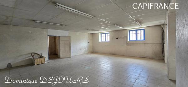 Exclusivité en Ardèche, grande maison familiale de 230m², terrain pour jardin et très belle terrrasse ensoleillée ainsi qu'un grand local commercial de 218m²