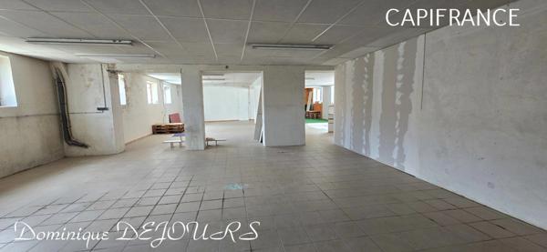 Exclusivité en Ardèche, grande maison familiale de 230m², terrain pour jardin et très belle terrrasse ensoleillée ainsi qu'un grand local commercial de 218m²