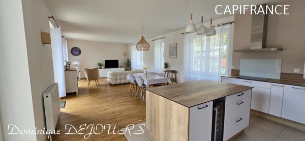 Exclusivité en Ardèche, grande maison familiale de 230m², terrain pour jardin et très belle terrrasse ensoleillée ainsi qu'un grand local commercial de 218m²