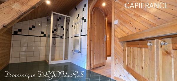 Exclusivité en Ardèche, grande maison familiale de 230m², terrain pour jardin et très belle terrrasse ensoleillée ainsi qu'un grand local commercial de 218m²