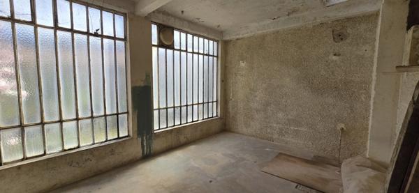 Exclusivité en Ardèche, grande maison familiale de 230m², terrain pour jardin et très belle terrrasse ensoleillée ainsi qu'un grand local commercial de 218m²