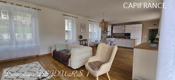 Exclusivité en Ardèche, grande maison familiale de 230m², terrain pour jardin et très belle terrrasse ensoleillée ainsi qu'un grand local commercial de 218m²