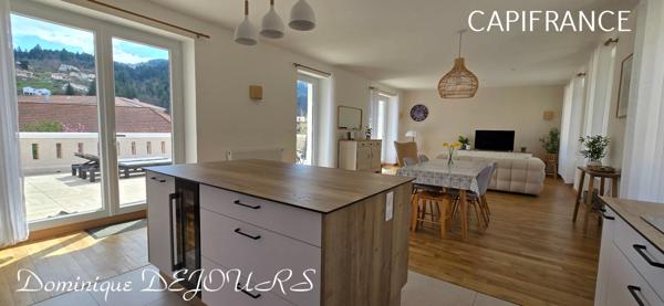 Exclusivité en Ardèche, grande maison familiale de 230m², terrain pour jardin et très belle terrrasse ensoleillée ainsi qu'un grand local commercial de 218m²