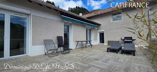 Exclusivité en Ardèche, grande maison familiale de 230m², terrain pour jardin et très belle terrrasse ensoleillée ainsi qu'un grand local commercial de 218m²