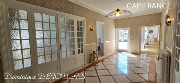 Exclusivité en Ardèche, grande maison familiale de 230m², terrain pour jardin et très belle terrrasse ensoleillée ainsi qu'un grand local commercial de 218m²