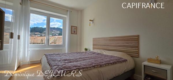 Exclusivité en Ardèche, grande maison familiale de 230m², terrain pour jardin et très belle terrrasse ensoleillée ainsi qu'un grand local commercial de 218m²