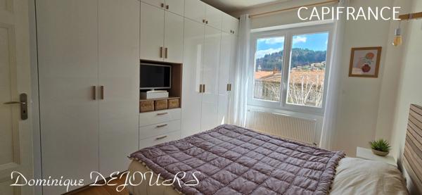 Exclusivité en Ardèche, grande maison familiale de 230m², terrain pour jardin et très belle terrrasse ensoleillée ainsi qu'un grand local commercial de 218m²