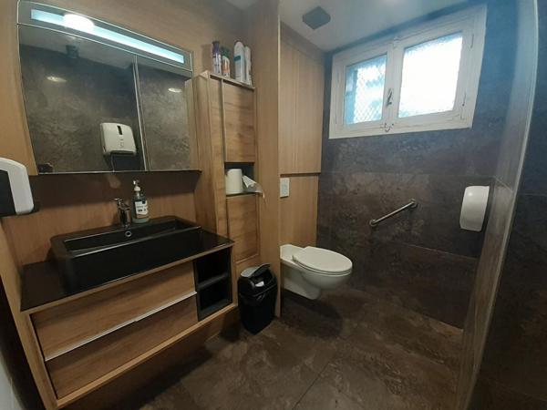 MUR LOCAL COMMERCIAL LOUE AVEC LICENCE IV