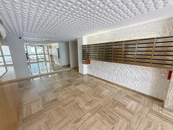 Vente                                                      Appartement
                        
                     2 pièces                      45 m2                     à Cannes
