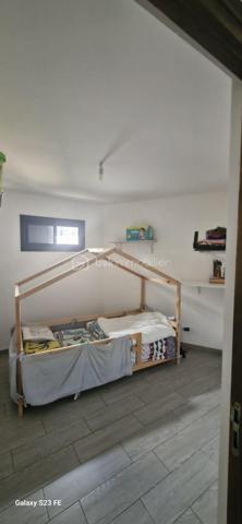 Située au cœur d'un lotissement résidentiel , composé de belles villas récentes, cette agréable maison construite en 2016 bénéficie d'un environnement paisible à 500 mètres d'altitude, offrant un climat particulièrement apprécié tout au long de l'année.
Édifiée sur un terrain de 413 m² entièrement clôturé, cette villa développe 127,11 m² habitables et propose des prestations idéales pour une vie de famille.
Un intérieur fonctionnel et lumineux
Le rez-de-chaussée s'ouvre sur une vaste pièce de vie de 36,39 m², lumineuse et conviviale, prolongée par une terrasse de 15,60 m². La cuisine indépendante est complétée par un cellier.
Vous profiterez également d'une suite parentale avec dressing et salle d'eau privative, d'un bureau idéal pour le télétravail ou une activité professionnelle, ainsi que d'un WC indépendant.
À l'étage, deux chambres confortables offrent une agréable vue sur l'océan, accompagnées d'une salle de bains, d'un dressing et d'un WC indépendant.
Les atouts
Villa construite en 2016
127,11 m² habitables
Terrain de 413 m² entièrement clôturé
Vue mer depuis les chambres
Bureau indépendant
Suite parentale en rez-de-chaussée
Terrasse de 15,60 m²
Fosse septique
Environnement résidentiel calme
Aucune charge de lotissement ou de copropriété
Places de stationnement disponibles dans le lotissement et sur la parcelle
Climat agréable à 500 m d'altitude
Une maison récente, parfaitement entretenue, offrant de beaux volumes et un cadre de vie recherché, à seulement quelques minutes des écoles, des commerces et des principaux axes de Saint-Pierre.
Un bien rare sur le secteur, à découvrir sans tarder.