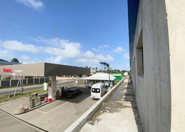 Morne-à-l'Eau (97111) En exclusivité !! Locaux neufs situés en façade de la RN5 entre Moule et Morne à l'Eau