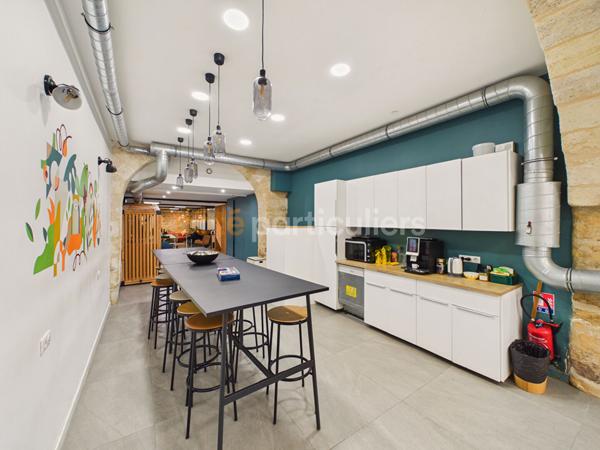 Vente
                Bureaux140 m² - BORDEAUX (33000)