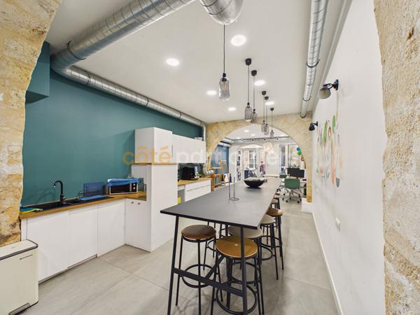 Vente
                Bureaux140 m² - BORDEAUX (33000)