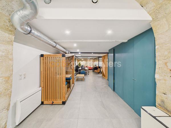 Vente
                Bureaux140 m² - BORDEAUX (33000)