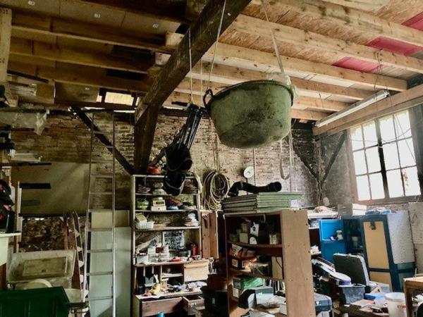 DEPENDANCE 390 M2 A RENOVER  AVEC STUDIO ATTENANT