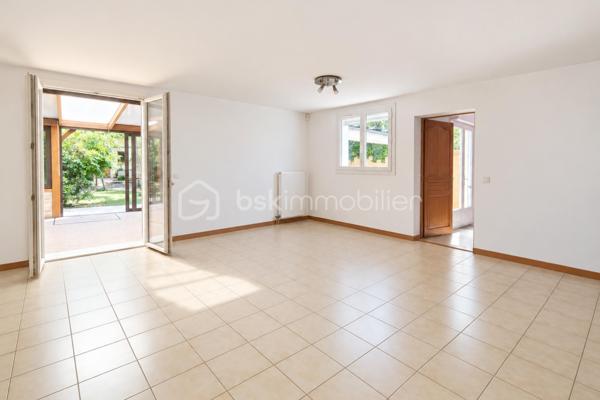 Au cœur du quartier recherché de La Sourderie à Montigny-le-Bretonneux, découvrez cette maison familiale de 139 m², offrant de très beaux volumes, une configuration atypique et de nombreuses possibilités d’aménagement.

Dès le rez-de-chaussée, la maison dévoile de généreux espaces de vie. L’entrée dessert une cuisine indépendante ainsi qu’un agréable et vaste séjour avec cheminée, prolongé par une grande véranda qui apporte une véritable pièce supplémentaire et beaucoup de profondeur à l’ensemble.

Une seconde entrée indépendante dessert un espace aujourd’hui aménagé en bureau, pouvant parfaitement devenir une chambre d’appoint, un espace de télétravail ou accueillir une activité professionnelle. Au-dessus, une pièce accessible offre un volume supplémentaire particulièrement pratique pour le stockage, avec également la possibilité d’imaginer un nouvel espace selon les besoins.

À l’étage, la maison conserve cette belle sensation d’espace avec trois chambres aux volumes confortables, une salle de bains ainsi que des WC indépendants.

Encore au-dessus, les combles aménagés offrent un très beau potentiel. Avec quelques travaux, cet espace pourrait devenir une véritable suite parentale indépendante, avec chambre, dressing et salle d’eau, permettant de créer un étage entièrement réservé aux parents.

Et pour finir, l’un des véritables coups de cœur de cette maison : son jardin. Parfaitement entretenu avec sa pergola, calme, verdoyant et sans vis-à-vis, il constitue une véritable petite pépite à l’abri des regards. La véranda permet d’ailleurs de créer une agréable continuité entre les espaces de vie et cet extérieur, idéal pour profiter des beaux jours en toute tranquillité.

Un cabanon indépendant vient compléter le jardin et offre un espace supplémentaire pour le rangement ou le bricolage. Un accès direct au garage, ainsi que deux autres possibilités de stationnement, complètent les prestations de la maison.

Le bien a déjà bénéficié de plusieurs améliorations, notamment d’un ravalement de façade récent et de fenêtres de qualité avec volets roulants aluminium motorisés. Quelques rafraîchissements et petits travaux restent à prévoir, offrant surtout l’opportunité de moderniser cette maison et d’exploiter pleinement son énorme potentiel.

Contactez-moi pour organiser une visite et découvrir tout le potentiel de ce bien.