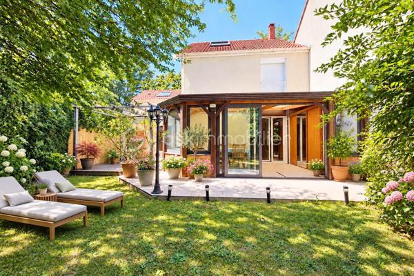 Au cœur du quartier recherché de La Sourderie à Montigny-le-Bretonneux, découvrez cette maison familiale de 139 m², offrant de très beaux volumes, une configuration atypique et de nombreuses possibilités d’aménagement.

Dès le rez-de-chaussée, la maison dévoile de généreux espaces de vie. L’entrée dessert une cuisine indépendante ainsi qu’un agréable et vaste séjour avec cheminée, prolongé par une grande véranda qui apporte une véritable pièce supplémentaire et beaucoup de profondeur à l’ensemble.

Une seconde entrée indépendante dessert un espace aujourd’hui aménagé en bureau, pouvant parfaitement devenir une chambre d’appoint, un espace de télétravail ou accueillir une activité professionnelle. Au-dessus, une pièce accessible offre un volume supplémentaire particulièrement pratique pour le stockage, avec également la possibilité d’imaginer un nouvel espace selon les besoins.

À l’étage, la maison conserve cette belle sensation d’espace avec trois chambres aux volumes confortables, une salle de bains ainsi que des WC indépendants.

Encore au-dessus, les combles aménagés offrent un très beau potentiel. Avec quelques travaux, cet espace pourrait devenir une véritable suite parentale indépendante, avec chambre, dressing et salle d’eau, permettant de créer un étage entièrement réservé aux parents.

Et pour finir, l’un des véritables coups de cœur de cette maison : son jardin. Parfaitement entretenu avec sa pergola, calme, verdoyant et sans vis-à-vis, il constitue une véritable petite pépite à l’abri des regards. La véranda permet d’ailleurs de créer une agréable continuité entre les espaces de vie et cet extérieur, idéal pour profiter des beaux jours en toute tranquillité.

Un cabanon indépendant vient compléter le jardin et offre un espace supplémentaire pour le rangement ou le bricolage. Un accès direct au garage, ainsi que deux autres possibilités de stationnement, complètent les prestations de la maison.

Le bien a déjà bénéficié de plusieurs améliorations, notamment d’un ravalement de façade récent et de fenêtres de qualité avec volets roulants aluminium motorisés. Quelques rafraîchissements et petits travaux restent à prévoir, offrant surtout l’opportunité de moderniser cette maison et d’exploiter pleinement son énorme potentiel.

Contactez-moi pour organiser une visite et découvrir tout le potentiel de ce bien.