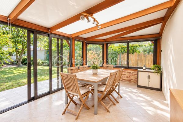 Au cœur du quartier recherché de La Sourderie à Montigny-le-Bretonneux, découvrez cette maison familiale de 139 m², offrant de très beaux volumes, une configuration atypique et de nombreuses possibilités d’aménagement.

Dès le rez-de-chaussée, la maison dévoile de généreux espaces de vie. L’entrée dessert une cuisine indépendante ainsi qu’un agréable et vaste séjour avec cheminée, prolongé par une grande véranda qui apporte une véritable pièce supplémentaire et beaucoup de profondeur à l’ensemble.

Une seconde entrée indépendante dessert un espace aujourd’hui aménagé en bureau, pouvant parfaitement devenir une chambre d’appoint, un espace de télétravail ou accueillir une activité professionnelle. Au-dessus, une pièce accessible offre un volume supplémentaire particulièrement pratique pour le stockage, avec également la possibilité d’imaginer un nouvel espace selon les besoins.

À l’étage, la maison conserve cette belle sensation d’espace avec trois chambres aux volumes confortables, une salle de bains ainsi que des WC indépendants.

Encore au-dessus, les combles aménagés offrent un très beau potentiel. Avec quelques travaux, cet espace pourrait devenir une véritable suite parentale indépendante, avec chambre, dressing et salle d’eau, permettant de créer un étage entièrement réservé aux parents.

Et pour finir, l’un des véritables coups de cœur de cette maison : son jardin. Parfaitement entretenu avec sa pergola, calme, verdoyant et sans vis-à-vis, il constitue une véritable petite pépite à l’abri des regards. La véranda permet d’ailleurs de créer une agréable continuité entre les espaces de vie et cet extérieur, idéal pour profiter des beaux jours en toute tranquillité.

Un cabanon indépendant vient compléter le jardin et offre un espace supplémentaire pour le rangement ou le bricolage. Un accès direct au garage, ainsi que deux autres possibilités de stationnement, complètent les prestations de la maison.

Le bien a déjà bénéficié de plusieurs améliorations, notamment d’un ravalement de façade récent et de fenêtres de qualité avec volets roulants aluminium motorisés. Quelques rafraîchissements et petits travaux restent à prévoir, offrant surtout l’opportunité de moderniser cette maison et d’exploiter pleinement son énorme potentiel.

Contactez-moi pour organiser une visite et découvrir tout le potentiel de ce bien.