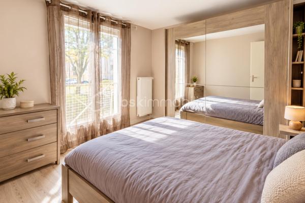 Au cœur du quartier recherché de La Sourderie à Montigny-le-Bretonneux, découvrez cette maison familiale de 139 m², offrant de très beaux volumes, une configuration atypique et de nombreuses possibilités d’aménagement.

Dès le rez-de-chaussée, la maison dévoile de généreux espaces de vie. L’entrée dessert une cuisine indépendante ainsi qu’un agréable et vaste séjour avec cheminée, prolongé par une grande véranda qui apporte une véritable pièce supplémentaire et beaucoup de profondeur à l’ensemble.

Une seconde entrée indépendante dessert un espace aujourd’hui aménagé en bureau, pouvant parfaitement devenir une chambre d’appoint, un espace de télétravail ou accueillir une activité professionnelle. Au-dessus, une pièce accessible offre un volume supplémentaire particulièrement pratique pour le stockage, avec également la possibilité d’imaginer un nouvel espace selon les besoins.

À l’étage, la maison conserve cette belle sensation d’espace avec trois chambres aux volumes confortables, une salle de bains ainsi que des WC indépendants.

Encore au-dessus, les combles aménagés offrent un très beau potentiel. Avec quelques travaux, cet espace pourrait devenir une véritable suite parentale indépendante, avec chambre, dressing et salle d’eau, permettant de créer un étage entièrement réservé aux parents.

Et pour finir, l’un des véritables coups de cœur de cette maison : son jardin. Parfaitement entretenu avec sa pergola, calme, verdoyant et sans vis-à-vis, il constitue une véritable petite pépite à l’abri des regards. La véranda permet d’ailleurs de créer une agréable continuité entre les espaces de vie et cet extérieur, idéal pour profiter des beaux jours en toute tranquillité.

Un cabanon indépendant vient compléter le jardin et offre un espace supplémentaire pour le rangement ou le bricolage. Un accès direct au garage, ainsi que deux autres possibilités de stationnement, complètent les prestations de la maison.

Le bien a déjà bénéficié de plusieurs améliorations, notamment d’un ravalement de façade récent et de fenêtres de qualité avec volets roulants aluminium motorisés. Quelques rafraîchissements et petits travaux restent à prévoir, offrant surtout l’opportunité de moderniser cette maison et d’exploiter pleinement son énorme potentiel.

Contactez-moi pour organiser une visite et découvrir tout le potentiel de ce bien.