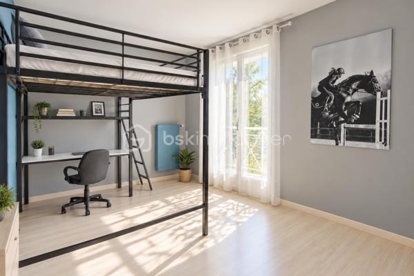 Au cœur du quartier recherché de La Sourderie à Montigny-le-Bretonneux, découvrez cette maison familiale de 139 m², offrant de très beaux volumes, une configuration atypique et de nombreuses possibilités d’aménagement.

Dès le rez-de-chaussée, la maison dévoile de généreux espaces de vie. L’entrée dessert une cuisine indépendante ainsi qu’un agréable et vaste séjour avec cheminée, prolongé par une grande véranda qui apporte une véritable pièce supplémentaire et beaucoup de profondeur à l’ensemble.

Une seconde entrée indépendante dessert un espace aujourd’hui aménagé en bureau, pouvant parfaitement devenir une chambre d’appoint, un espace de télétravail ou accueillir une activité professionnelle. Au-dessus, une pièce accessible offre un volume supplémentaire particulièrement pratique pour le stockage, avec également la possibilité d’imaginer un nouvel espace selon les besoins.

À l’étage, la maison conserve cette belle sensation d’espace avec trois chambres aux volumes confortables, une salle de bains ainsi que des WC indépendants.

Encore au-dessus, les combles aménagés offrent un très beau potentiel. Avec quelques travaux, cet espace pourrait devenir une véritable suite parentale indépendante, avec chambre, dressing et salle d’eau, permettant de créer un étage entièrement réservé aux parents.

Et pour finir, l’un des véritables coups de cœur de cette maison : son jardin. Parfaitement entretenu avec sa pergola, calme, verdoyant et sans vis-à-vis, il constitue une véritable petite pépite à l’abri des regards. La véranda permet d’ailleurs de créer une agréable continuité entre les espaces de vie et cet extérieur, idéal pour profiter des beaux jours en toute tranquillité.

Un cabanon indépendant vient compléter le jardin et offre un espace supplémentaire pour le rangement ou le bricolage. Un accès direct au garage, ainsi que deux autres possibilités de stationnement, complètent les prestations de la maison.

Le bien a déjà bénéficié de plusieurs améliorations, notamment d’un ravalement de façade récent et de fenêtres de qualité avec volets roulants aluminium motorisés. Quelques rafraîchissements et petits travaux restent à prévoir, offrant surtout l’opportunité de moderniser cette maison et d’exploiter pleinement son énorme potentiel.

Contactez-moi pour organiser une visite et découvrir tout le potentiel de ce bien.