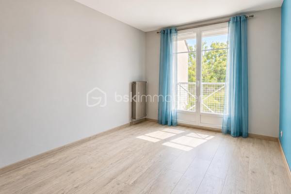 Au cœur du quartier recherché de La Sourderie à Montigny-le-Bretonneux, découvrez cette maison familiale de 139 m², offrant de très beaux volumes, une configuration atypique et de nombreuses possibilités d’aménagement.

Dès le rez-de-chaussée, la maison dévoile de généreux espaces de vie. L’entrée dessert une cuisine indépendante ainsi qu’un agréable et vaste séjour avec cheminée, prolongé par une grande véranda qui apporte une véritable pièce supplémentaire et beaucoup de profondeur à l’ensemble.

Une seconde entrée indépendante dessert un espace aujourd’hui aménagé en bureau, pouvant parfaitement devenir une chambre d’appoint, un espace de télétravail ou accueillir une activité professionnelle. Au-dessus, une pièce accessible offre un volume supplémentaire particulièrement pratique pour le stockage, avec également la possibilité d’imaginer un nouvel espace selon les besoins.

À l’étage, la maison conserve cette belle sensation d’espace avec trois chambres aux volumes confortables, une salle de bains ainsi que des WC indépendants.

Encore au-dessus, les combles aménagés offrent un très beau potentiel. Avec quelques travaux, cet espace pourrait devenir une véritable suite parentale indépendante, avec chambre, dressing et salle d’eau, permettant de créer un étage entièrement réservé aux parents.

Et pour finir, l’un des véritables coups de cœur de cette maison : son jardin. Parfaitement entretenu avec sa pergola, calme, verdoyant et sans vis-à-vis, il constitue une véritable petite pépite à l’abri des regards. La véranda permet d’ailleurs de créer une agréable continuité entre les espaces de vie et cet extérieur, idéal pour profiter des beaux jours en toute tranquillité.

Un cabanon indépendant vient compléter le jardin et offre un espace supplémentaire pour le rangement ou le bricolage. Un accès direct au garage, ainsi que deux autres possibilités de stationnement, complètent les prestations de la maison.

Le bien a déjà bénéficié de plusieurs améliorations, notamment d’un ravalement de façade récent et de fenêtres de qualité avec volets roulants aluminium motorisés. Quelques rafraîchissements et petits travaux restent à prévoir, offrant surtout l’opportunité de moderniser cette maison et d’exploiter pleinement son énorme potentiel.

Contactez-moi pour organiser une visite et découvrir tout le potentiel de ce bien.