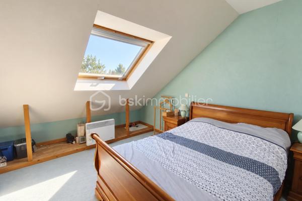 Au cœur du quartier recherché de La Sourderie à Montigny-le-Bretonneux, découvrez cette maison familiale de 139 m², offrant de très beaux volumes, une configuration atypique et de nombreuses possibilités d’aménagement.

Dès le rez-de-chaussée, la maison dévoile de généreux espaces de vie. L’entrée dessert une cuisine indépendante ainsi qu’un agréable et vaste séjour avec cheminée, prolongé par une grande véranda qui apporte une véritable pièce supplémentaire et beaucoup de profondeur à l’ensemble.

Une seconde entrée indépendante dessert un espace aujourd’hui aménagé en bureau, pouvant parfaitement devenir une chambre d’appoint, un espace de télétravail ou accueillir une activité professionnelle. Au-dessus, une pièce accessible offre un volume supplémentaire particulièrement pratique pour le stockage, avec également la possibilité d’imaginer un nouvel espace selon les besoins.

À l’étage, la maison conserve cette belle sensation d’espace avec trois chambres aux volumes confortables, une salle de bains ainsi que des WC indépendants.

Encore au-dessus, les combles aménagés offrent un très beau potentiel. Avec quelques travaux, cet espace pourrait devenir une véritable suite parentale indépendante, avec chambre, dressing et salle d’eau, permettant de créer un étage entièrement réservé aux parents.

Et pour finir, l’un des véritables coups de cœur de cette maison : son jardin. Parfaitement entretenu avec sa pergola, calme, verdoyant et sans vis-à-vis, il constitue une véritable petite pépite à l’abri des regards. La véranda permet d’ailleurs de créer une agréable continuité entre les espaces de vie et cet extérieur, idéal pour profiter des beaux jours en toute tranquillité.

Un cabanon indépendant vient compléter le jardin et offre un espace supplémentaire pour le rangement ou le bricolage. Un accès direct au garage, ainsi que deux autres possibilités de stationnement, complètent les prestations de la maison.

Le bien a déjà bénéficié de plusieurs améliorations, notamment d’un ravalement de façade récent et de fenêtres de qualité avec volets roulants aluminium motorisés. Quelques rafraîchissements et petits travaux restent à prévoir, offrant surtout l’opportunité de moderniser cette maison et d’exploiter pleinement son énorme potentiel.

Contactez-moi pour organiser une visite et découvrir tout le potentiel de ce bien.