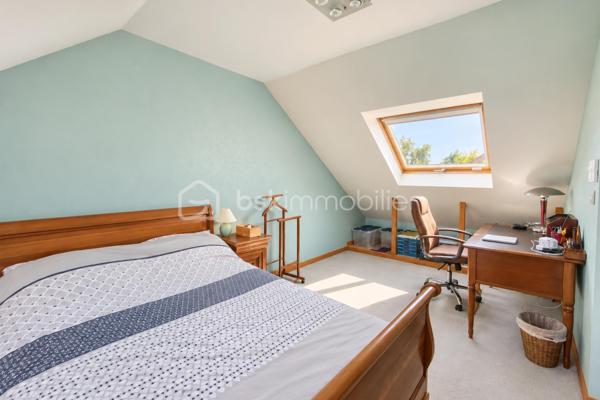 Au cœur du quartier recherché de La Sourderie à Montigny-le-Bretonneux, découvrez cette maison familiale de 139 m², offrant de très beaux volumes, une configuration atypique et de nombreuses possibilités d’aménagement.

Dès le rez-de-chaussée, la maison dévoile de généreux espaces de vie. L’entrée dessert une cuisine indépendante ainsi qu’un agréable et vaste séjour avec cheminée, prolongé par une grande véranda qui apporte une véritable pièce supplémentaire et beaucoup de profondeur à l’ensemble.

Une seconde entrée indépendante dessert un espace aujourd’hui aménagé en bureau, pouvant parfaitement devenir une chambre d’appoint, un espace de télétravail ou accueillir une activité professionnelle. Au-dessus, une pièce accessible offre un volume supplémentaire particulièrement pratique pour le stockage, avec également la possibilité d’imaginer un nouvel espace selon les besoins.

À l’étage, la maison conserve cette belle sensation d’espace avec trois chambres aux volumes confortables, une salle de bains ainsi que des WC indépendants.

Encore au-dessus, les combles aménagés offrent un très beau potentiel. Avec quelques travaux, cet espace pourrait devenir une véritable suite parentale indépendante, avec chambre, dressing et salle d’eau, permettant de créer un étage entièrement réservé aux parents.

Et pour finir, l’un des véritables coups de cœur de cette maison : son jardin. Parfaitement entretenu avec sa pergola, calme, verdoyant et sans vis-à-vis, il constitue une véritable petite pépite à l’abri des regards. La véranda permet d’ailleurs de créer une agréable continuité entre les espaces de vie et cet extérieur, idéal pour profiter des beaux jours en toute tranquillité.

Un cabanon indépendant vient compléter le jardin et offre un espace supplémentaire pour le rangement ou le bricolage. Un accès direct au garage, ainsi que deux autres possibilités de stationnement, complètent les prestations de la maison.

Le bien a déjà bénéficié de plusieurs améliorations, notamment d’un ravalement de façade récent et de fenêtres de qualité avec volets roulants aluminium motorisés. Quelques rafraîchissements et petits travaux restent à prévoir, offrant surtout l’opportunité de moderniser cette maison et d’exploiter pleinement son énorme potentiel.

Contactez-moi pour organiser une visite et découvrir tout le potentiel de ce bien.