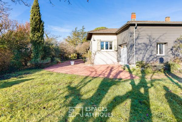 Maison de plain-pied avec piscine et jardin