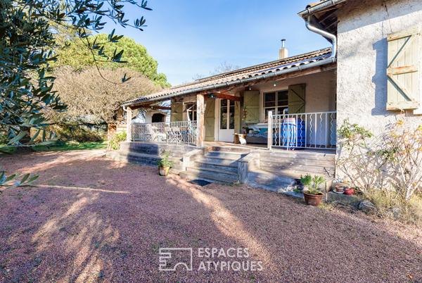 Maison de plain-pied avec piscine et jardin