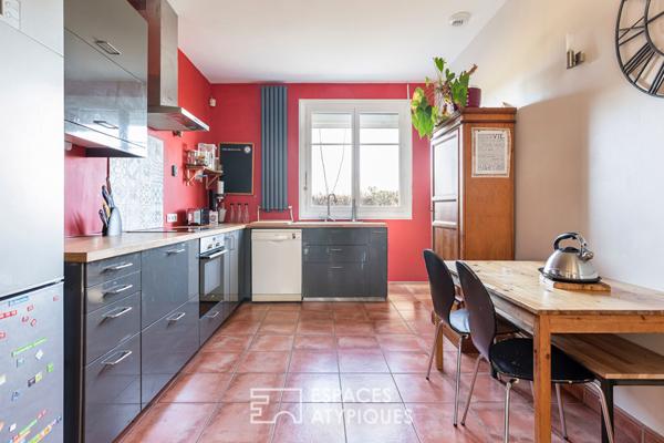 Maison de plain-pied avec piscine et jardin