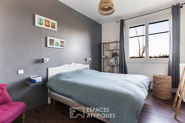 Maison de plain-pied avec piscine et jardin