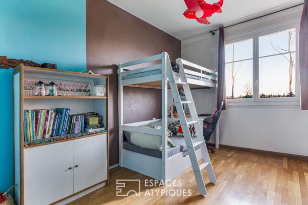 Maison de plain-pied avec piscine et jardin