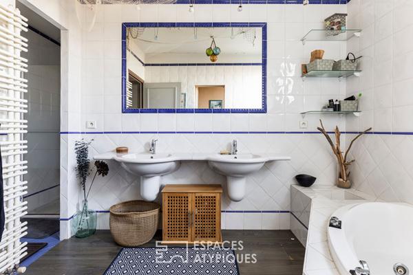 Maison de plain-pied avec piscine et jardin