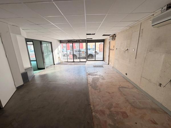 Local commercial à louer TASSIN LA DEMI LUNE (69), d'une surface de 250 m² environ, idéalement situé en plein centre ville de Tassin.