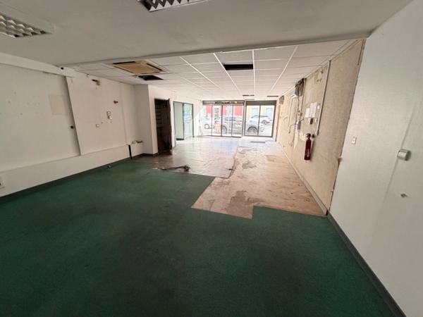 Local commercial à louer TASSIN LA DEMI LUNE (69), d'une surface de 250 m² environ, idéalement situé en plein centre ville de Tassin.