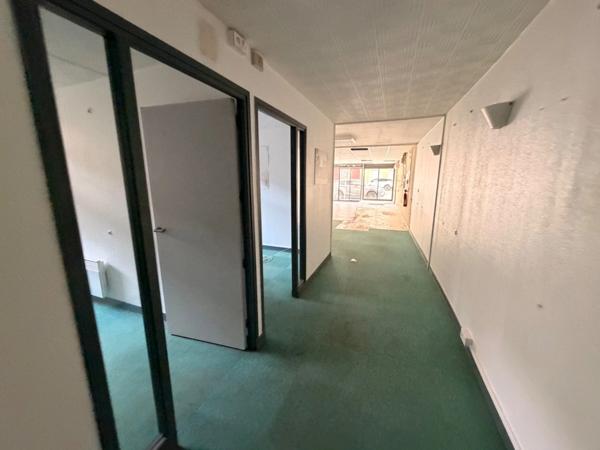 Local commercial à louer TASSIN LA DEMI LUNE (69), d'une surface de 250 m² environ, idéalement situé en plein centre ville de Tassin.