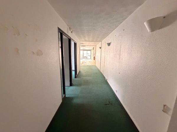 Local commercial à louer TASSIN LA DEMI LUNE (69), d'une surface de 250 m² environ, idéalement situé en plein centre ville de Tassin.