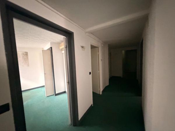 Local commercial à louer TASSIN LA DEMI LUNE (69), d'une surface de 250 m² environ, idéalement situé en plein centre ville de Tassin.