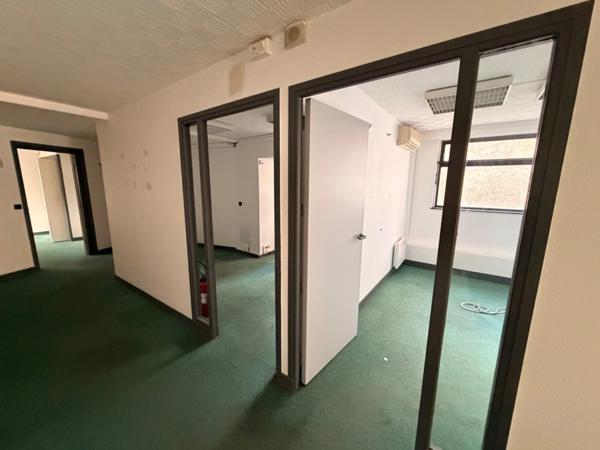 Local commercial à louer TASSIN LA DEMI LUNE (69), d'une surface de 250 m² environ, idéalement situé en plein centre ville de Tassin.