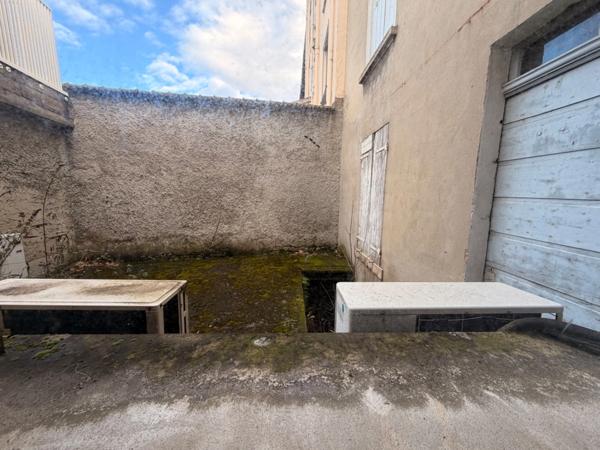 Local commercial à louer TASSIN LA DEMI LUNE (69), d'une surface de 250 m² environ, idéalement situé en plein centre ville de Tassin.