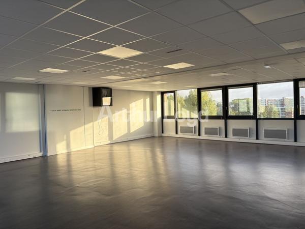 Bureaux à louer à Villeneuve-d'Ascq - Plateaux fonctionnels avec visibilité et accessibilité optimale