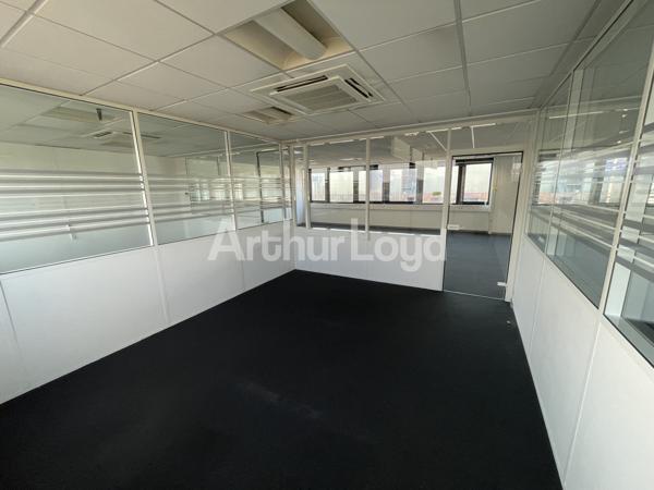 Bureaux à louer à Villeneuve-d'Ascq - Plateaux fonctionnels avec visibilité et accessibilité optimale