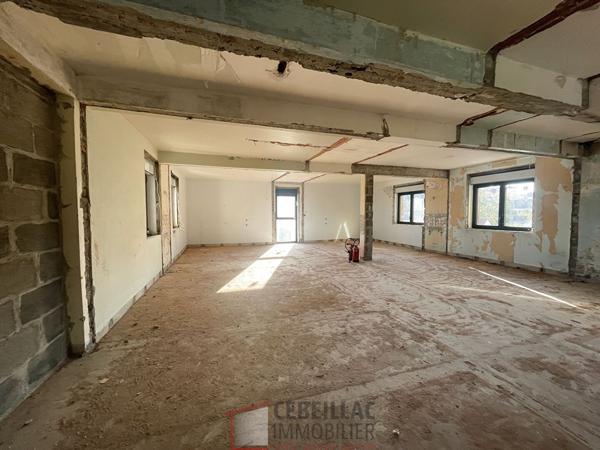 TROIS PLATEAUX sur 442m² Aménagement bureaux ou logements, stationnements