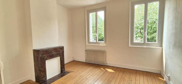 Maison mitoyenne 2 chambres et un bureau