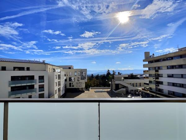 Gex (01170) Appartement dernier étage avec trois chambres et deux terrasses