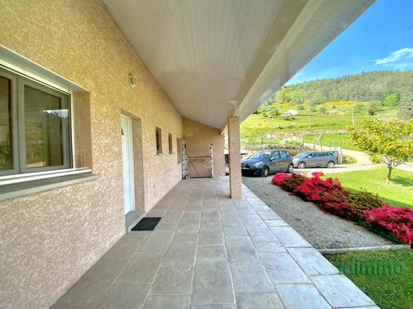 Maison de plain-pied conçue pour personne à mobilité réduite avec véranda d'exception sur un terrain de 1700 m Vanosc (07690)