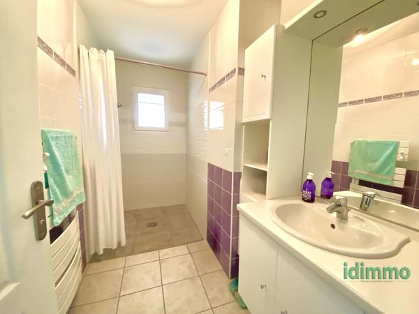 Maison de plain-pied conçue pour personne à mobilité réduite avec véranda d'exception sur un terrain de 1700 m Vanosc (07690)